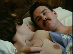 Голая Тара Фитцджеральд в сериале «Англосаксонские позы» фото #9