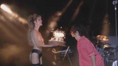 Голая Теган Шорт в сериале «Нас никогда не разлучить. Нерассказанная история INXS» фото #2