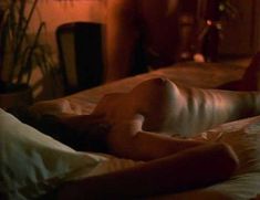 Горячая Тери Вейгель показала голые сиськи в фильме «Банк спермы» фото #3