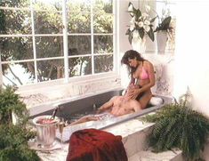 Аппетитная попка Тери Вейгель в красивом бикини в фильме «Загвоздка» фото #1