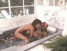 Аппетитная попка Тери Вейгель в красивом бикини в фильме «Загвоздка» фото #3