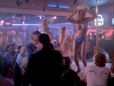 Красотка Тери Вейгель показала голую грудь в фильме «Кровь невинных» фото #1