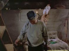 Голая грудь Тери Вейгель в фильме «Ночной гость» фото #1