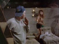 Голая грудь Тери Вейгель в фильме «Ночной гость» фото #2