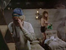 Голая грудь Тери Вейгель в фильме «Ночной гость» фото #3