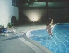 Голая Терри Конджи в фильме «Тени становятся черными» фото #1