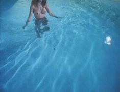 Голая Терри Конджи в фильме «Тени становятся черными» фото #2