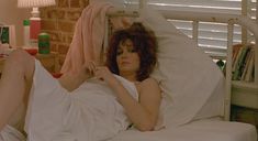 Голая Терри Триз в фильме «Знаменитые братья Бейкер» фото #2