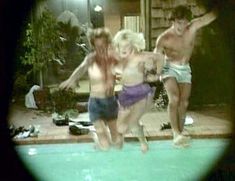 Голая Тесса Ричард в фильме «Пляжные девочки» фото #4