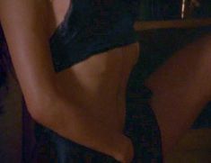 Голая Тиендра Дэмиен в фильме «Эммануэль. Урок наслаждения» фото #16