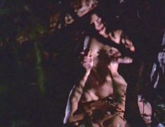 Голая Тиффани Шепис в фильме «Кровавая резня» фото #19