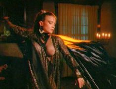 Голая Тони Алессандрини в фильме «Ум, тело и душа» фото #1