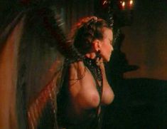 Голая Тони Алессандрини в фильме «Ум, тело и душа» фото #2