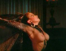 Голая Тони Алессандрини в фильме «Ум, тело и душа» фото #3