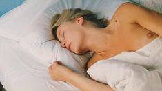 Красотка Трине Дюрхольм засветила голую грудь в фильме «В Китае едят собак» фото #4