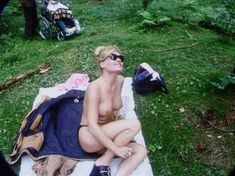 Голая Трине Микельсен в фильме «Идиоты» фото #10