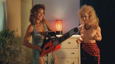 Голая Тришиа Барнс в фильме «Голливудские шлюхи с бензопилами» фото #7