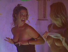 Голая Трэйси Райан в фильме «С ветерком в Малибу» фото #6