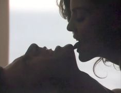 Голая Трэйси Скоггинс в фильме «Гостья из космоса» фото #3