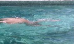 Полностью голая Урсула Андресс в фильме «Чувственная медсестра» фото #7