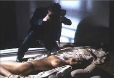 Голая Фабиана Уденио в фильме «Дипломатическая неприкосновенность» фото #4