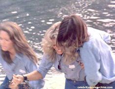 Голая Фарра Фосетт в сериале «Ангелы Чарли» фото #1