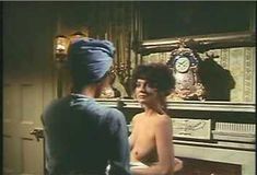 Голая Фиона Льюис в фильме «Барабан» фото #4