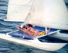 Голая Фиона Льюис в фильме «Тигровая акула» фото #3