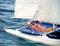 Голая Фиона Льюис в фильме «Тигровая акула» фото #4