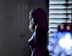 Голая Фиона Льюис в фильме «Тигровая акула» фото #6