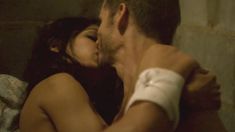 Голая Фрида Пинто в фильме «Шальное ранение» фото #1