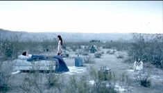 Голая грудь Ханны Р. Холл в фильме «Ускользающее счастье» фото #1