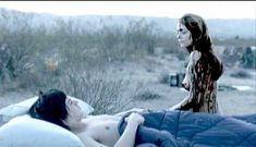 Голая грудь Ханны Р. Холл в фильме «Ускользающее счастье» фото #3