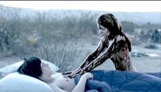 Голая грудь Ханны Р. Холл в фильме «Ускользающее счастье» фото #4