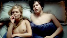 Голая грудь Ханны Р. Холл в фильме «Ускользающее счастье» фото #17