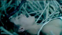 Голая грудь Ханны Р. Холл в фильме «Ускользающее счастье» фото #26