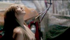 Голая грудь Ханны Р. Холл в фильме «Ускользающее счастье» фото #40