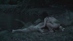 Голая Хейли Этвелл в сериале «Столпы Земли» фото #3