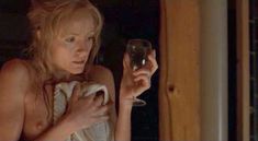 Голая Хелен Джой в фильме «Смерть в лагуне» фото #4