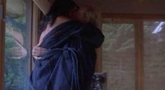 Голая Хелен Джой в фильме «Смерть в лагуне» фото #7