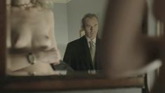 Голая Хелен Кеннеди в сериале «Под прицелом» фото #2