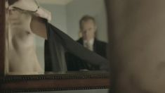 Голая Хелен Кеннеди в сериале «Под прицелом» фото #3