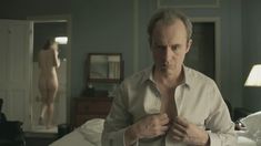 Голая Хелен Кеннеди в сериале «Под прицелом» фото #7