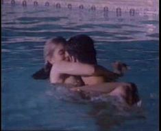 Голая Хелен Слейтер в фильме «Предательство голубки» фото #1