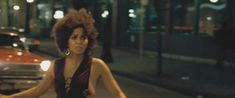 Холли Берри засветила голую грудь в фильме «Фрэнки и Элис» фото #4