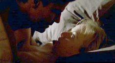 Голая Холли Льюис в фильме «Девчонки» фото #1