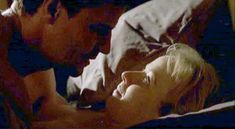 Голая Холли Льюис в фильме «Девчонки» фото #2