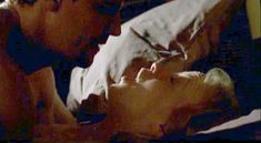 Голая Холли Льюис в фильме «Девчонки» фото #3