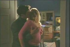 Голая грудь Холли Сэмпсон в сериале «Сказки на ночь» фото #1