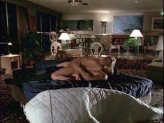 Полностью обнажённая Холли Сэмпсон в фильме «В постели с убийцей» фото #3